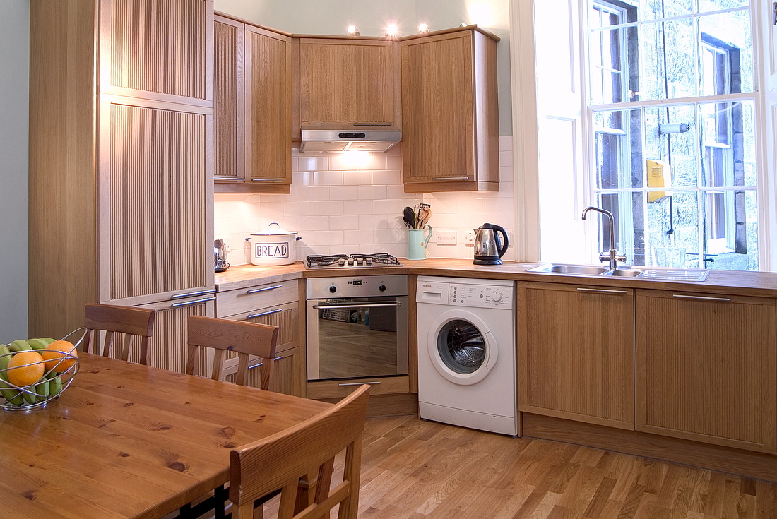 Fitted oak kitchen with gas hob, fan oven, dishwasher and washing machine